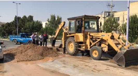 رفع حادثه شکستگی لوله انتقال آب خیابان آزادی شهر بهارستان