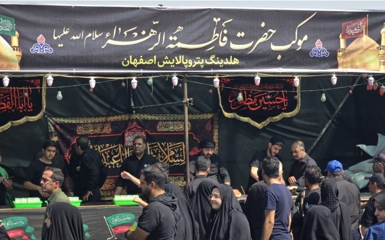 استقرار موکب پذیرایی هلدینگ پترو پالایش اصفهان در مسیر جاماندگان اربعین حسینی در جوار گلستان شهدا