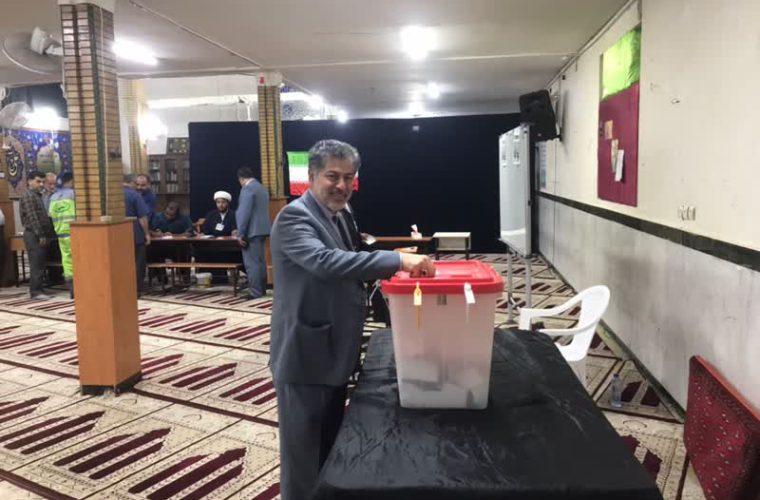 حضور قائم مقام شرکت آبفا اهواز پای صندوق رای انتخابات ریاست جمهوری حضور قائم مقام شرکت آبفا اهواز پای صندوق رای انتخابات ریاست جمهوری