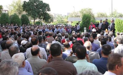 تجمع جمعی از کارکنان شرکت ملی مناطق نفتخیز جنوب در اعتراض به شیوه محاسبه حقوق
