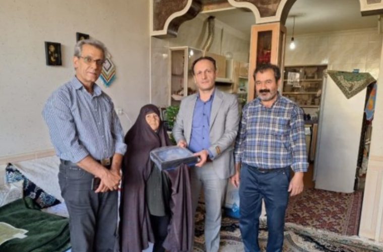 دیدار رئیس اداره منابع آب با خانواده شهید در برخوار