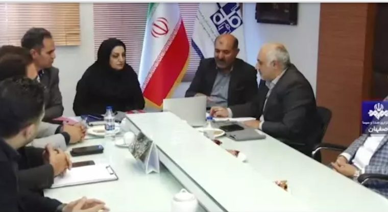 خبرگزاری صدا و سیما همراه گشت تعزیرات در اتحادیه پوشاک