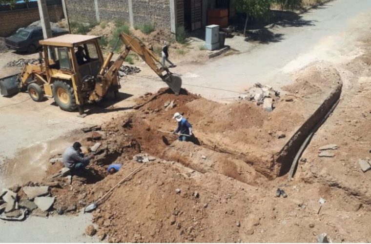 اصلاح شبکه آب و انشعابات خیابان ولی عصرجنوبی در شهر بوئین میاندشت