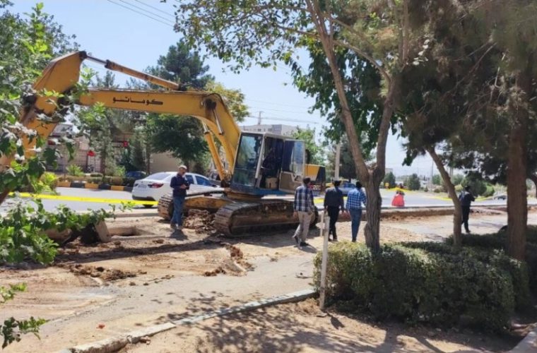 رفع حادثه ناشی از نشتی نا مشخص لوله آب در محدوده منطقه پنج اصفهان