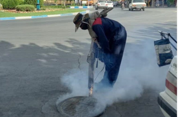 اتمام مرحله اول عملیات سم پاشی منهول های فاضلاب شهرستان خمینی شهر اتمام مرحله اول عملیات سم پاشی منهول های فاضلاب شهرستان خمینی شهر