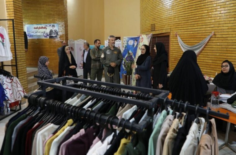بازدید فرمانده پایگاه هشتم شکاری اصفهان از نمایشگاه عفاف و حجاب در آبفای استان بازدید فرمانده پایگاه هشتم شکاری اصفهان از نمایشگاه عفاف و حجاب در آبفای استان