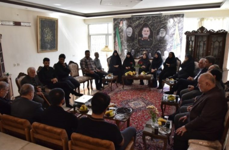 مدیر عامل شرکت آب منطقه ای اصفهان با خانواده شهید عباس نیلفروشان دیدار کرد