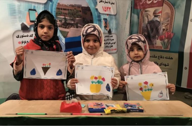 قهرمانان کوچک حامی آب در نمایشگاه دفاع مقدس شهر بهارستان