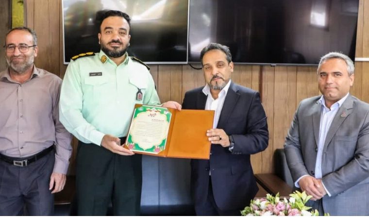 تقدیر معاون سرمایه انسانی و توسعه مدیریت هلدینگ پتروپالایش اصفهان از زحمات کادر فراجا تقدیر معاون سرمایه انسانی و توسعه مدیریت هلدینگ پتروپالایش اصفهان از زحمات کادر فراجا