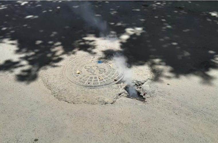 عملیات سم پاشی منهول های فاضلاب در منطقه چهار اصفهان