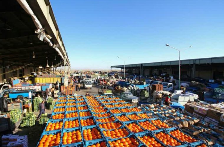 اجرای طرح ویژه ساماندهی تردد ناوگان باری در میدان میوه و تره‌بار