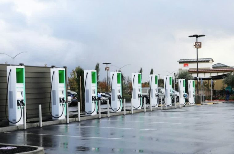 نصب نخستین مجموعه ایستگاه‌های شارژ خودروهای برقی در اصفهان