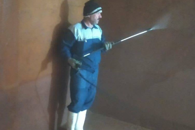 شست وشوی مخازن ذخیره آب در منطقه تیران و کرون شست وشوی مخازن ذخیره آب در منطقه تیران و کرون