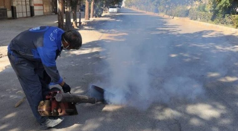 شروع عملیات دوم سم پاشی منهول های فاضلاب سطح شهر ورزنه