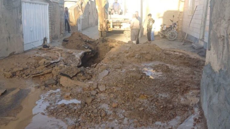 رفع حادثه شکستگی لوله اصلی در سطح شهرداران رفع حادثه شکستگی لوله اصلی در سطح شهرداران