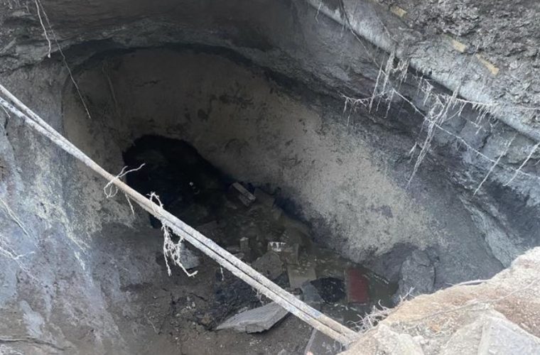 رفع حادثه فرو ریزش شبکه فاضلاب توسط آبفا منطقه پنج اصفهان