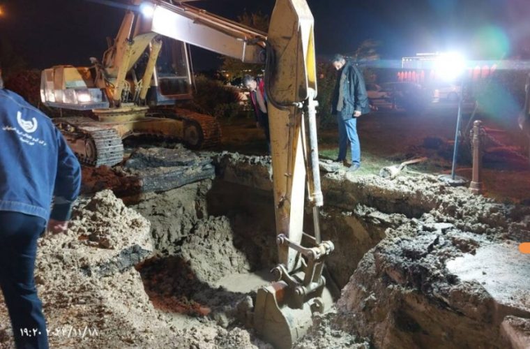 ترمیم شکستگی خط لوله آب ۱۰۰۰ میلیمتری میدان انقلاب اصفهان