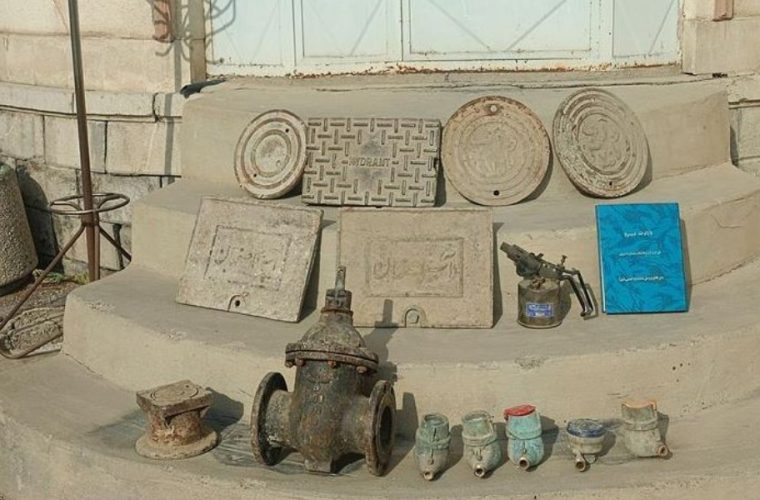 اهدای تجهیزات قدیمی آبفای خمینی‌شهر به گنجینه و مرکز اسناد