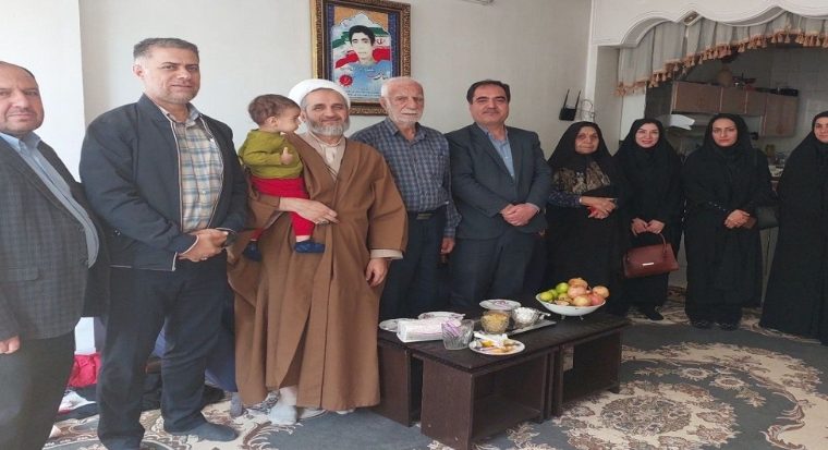 دیدار‌ رئیس و کارکنان اداره مخابرات لنجان با خانواده شهدا