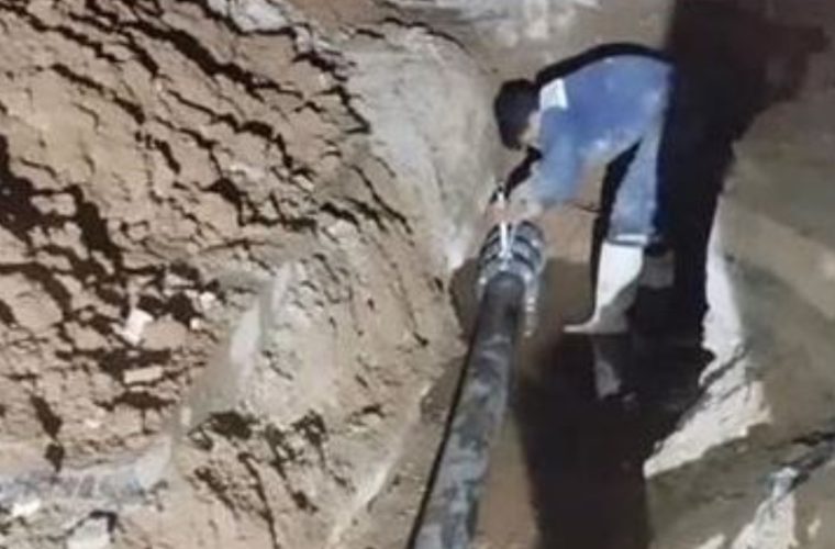 رفع مشکل افت فشار شبکه خیابان شکوفه شهر بهارستان با اصلاح شبکه آبرسانی