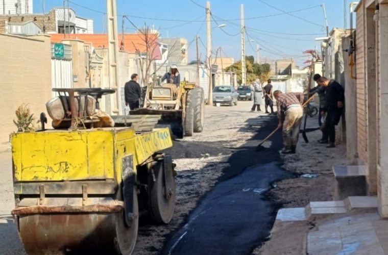 اجرای روکش آسفالت ترانشه های حفاری شده در منطقه بادرود