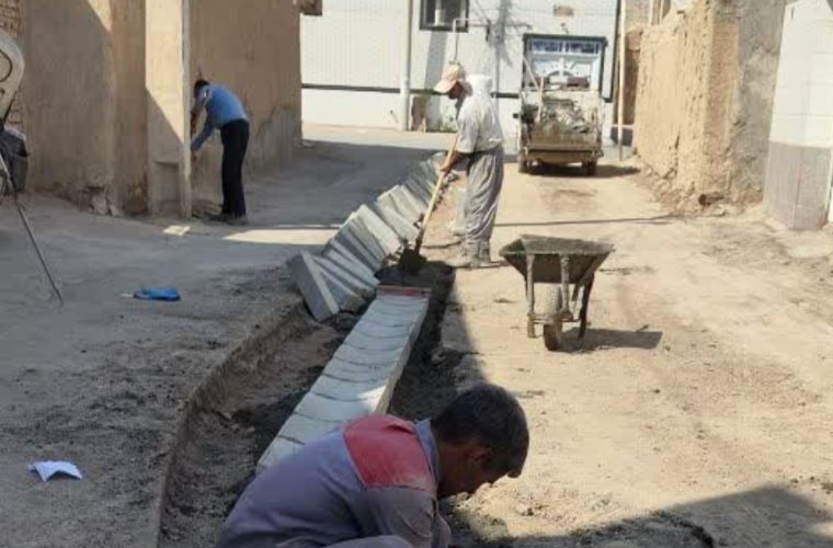 همسطح سازی و اصلاح منهول های فاضلاب شهر ورزنه