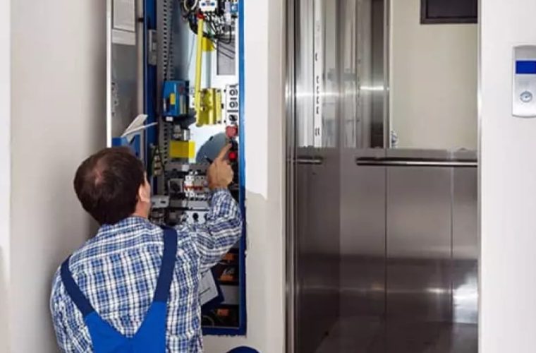 شاکی شرکت آسانسور به حق خود رسید