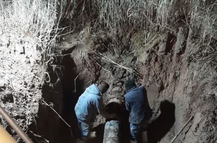 رفع حادثه خط انتقال آب شهر هرند رفع حادثه خط انتقال آب شهر هرند