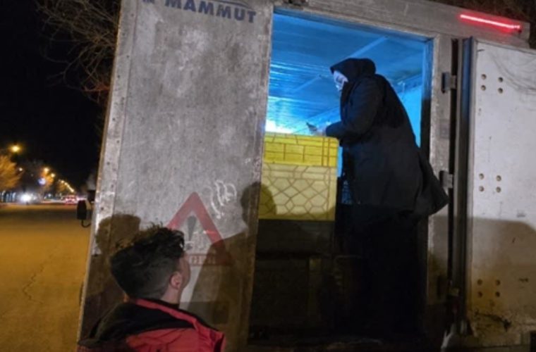 توقیف دو دستگاه خودرو حمل غیر مجاز فرآورده های خام دامی در شهرستان بویین میاندشت توقیف دو دستگاه خودرو حمل غیر مجاز فرآورده های خام دامی در شهرستان بویین میاندشت