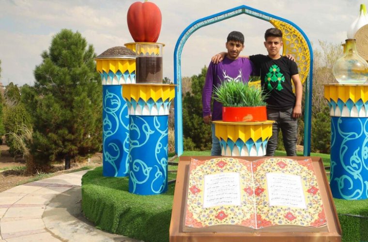 توزیع کتاب «سرداران معنویت» در میان مهمانان نوروزی باغ فدک