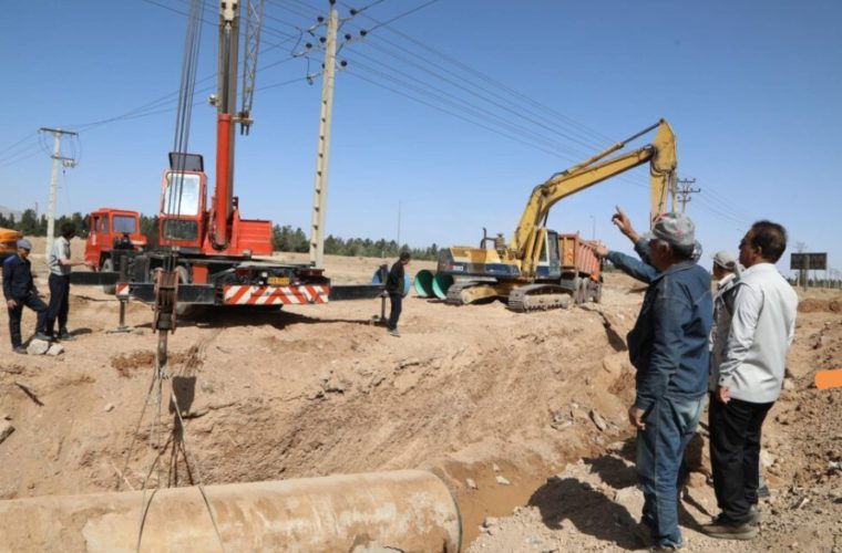 ادامه عملیات تعمیر و اصلاح خط اصلی انتقال آب به شهرهای شاهین شهر، گز و گرگاب