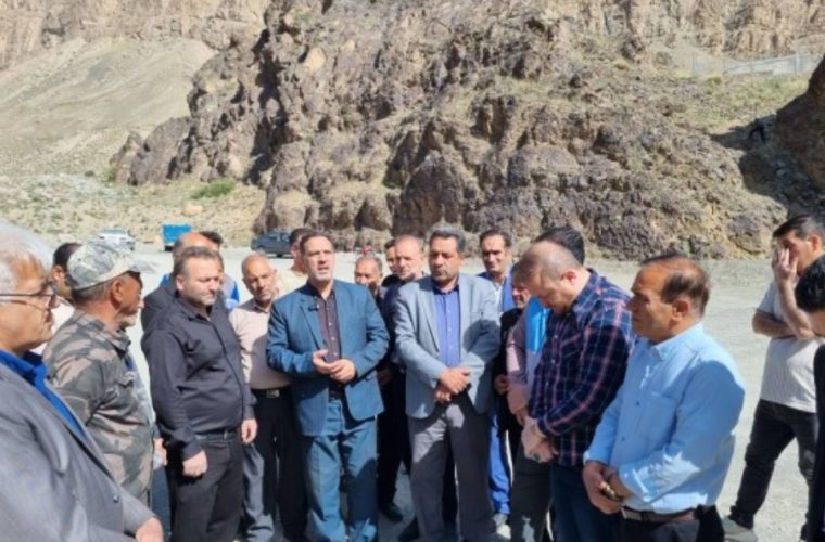 لایروبی و تخلیه رسوبات پشت بند روستای هدف گردشگری دره کاشان