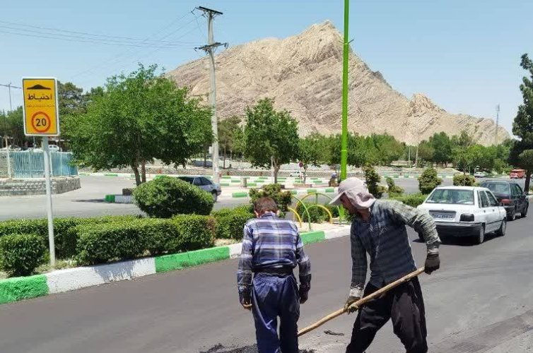 اجرای عملیات همسطح سازی دریچههای فاضلاب در شهرضا اجرای عملیات همسطح سازی دریچههای فاضلاب در شهرضا