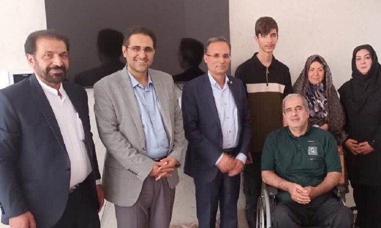 دیدار صمیمی سرپرست مخابرات منطقه اصفهان با خانواده شهید سید‌ محمود‌ موسوی