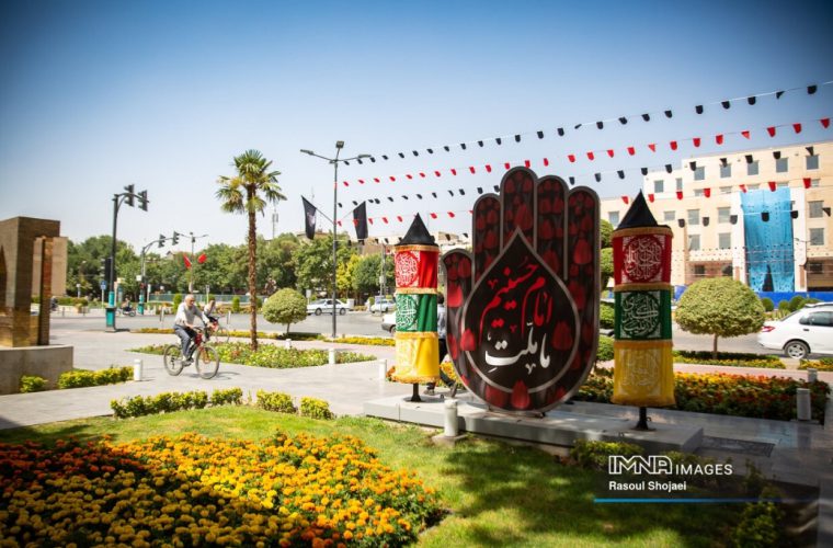 شهر اصفهان به چهار هزار پرچم ویژه ماه محرم مزین شد شهر اصفهان به چهار هزار پرچم ویژه ماه محرم مزین شد