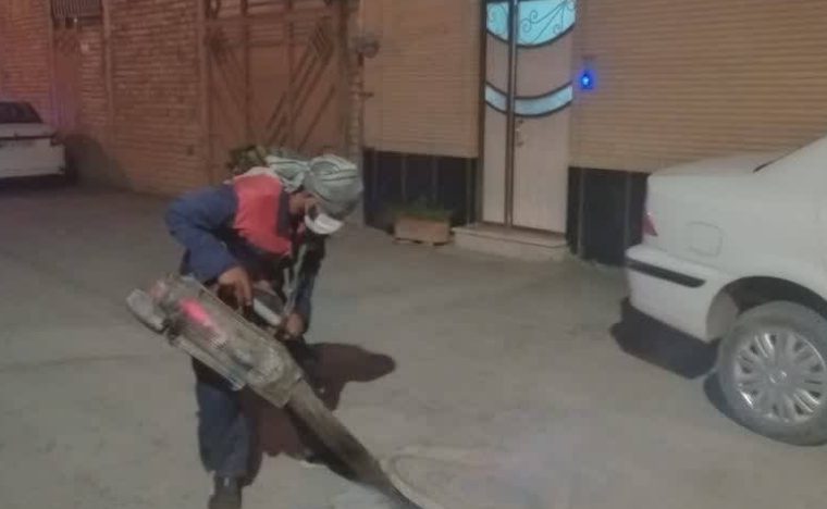 آغاز مرحله اول سمپاشی منهول های فاضلاب  در شهرضا