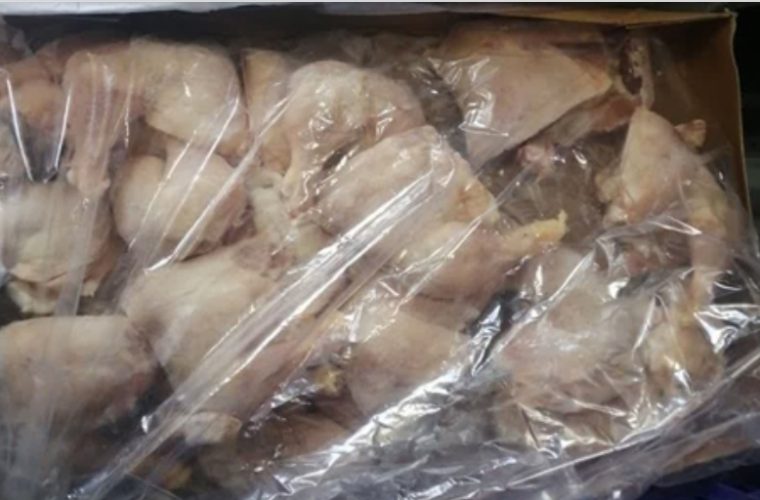 کشف ۸۰ کیلوگرم قطعات مرغ منجمد نامنطبق با ضوابط بهداشتی در شهرستان لنجان