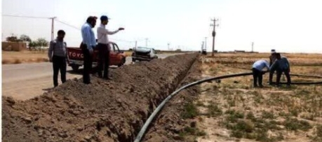 بازدید فرماندار ورزنه از عملیات اصلاح شبکه آبرسانی به روستای قلعه امام