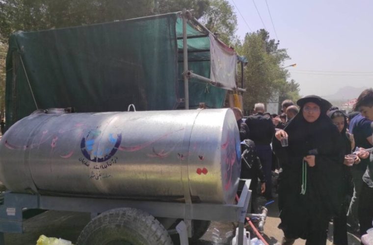 آبرسانی به موکب های مراسم پیاده روی جاماندگان اربعین حسینی در خمینی شهر