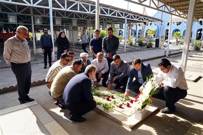 غبار روبی مزار شهدا توسط مسئولین نفت و گاز مارون