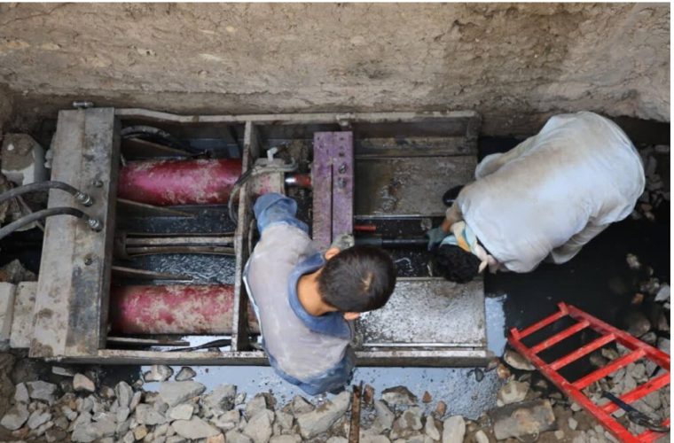 اصلاح شبکه فاضلاب به روش لوله‌شکافی در خیابان اردیبهشت اصفهان