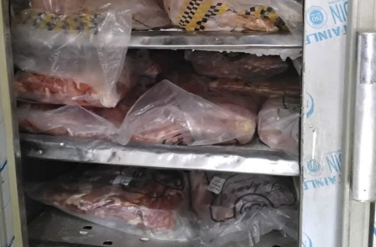 کشف و توقیف ۵۰۰ کیلوگرم گوشت مرغ در کارگاه غیرمجاز قطعه بندی و بسته بندی در شهرستان اصفهان