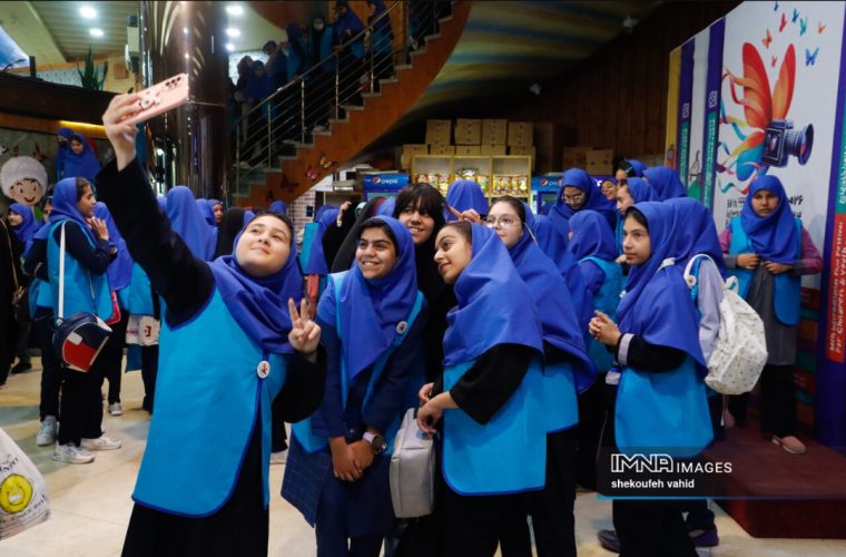 پوستر سیوهفتمین جشنواره بینالمللی فیلمهای کودکان و نوجوانان رونمایی میشود پوستر سیوهفتمین جشنواره بینالمللی فیلمهای کودکان و نوجوانان رونمایی میشود