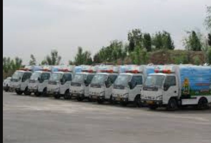 رونمایی از ماشین ۱۰ تنی جمع آوری پسماند در اصفهان