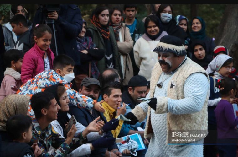 اجرای حدود ۴۰ تئاتر خیابانی همزمان با برگزاری جشنواره فیلم کودک در اصفهان اجرای حدود ۴۰ تئاتر خیابانی همزمان با برگزاری جشنواره فیلم کودک در اصفهان