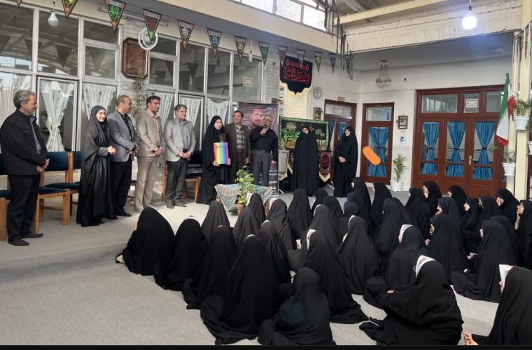 تجلیل از فرزندان شهدای جنگ ۱۲ روزه در مدارس منطقه ۲ اصفهان تجلیل از فرزندان شهدای جنگ ۱۲ روزه در مدارس منطقه ۲ اصفهان