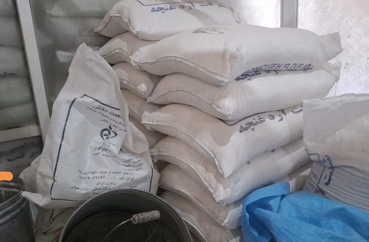 کیسه آرد دولتی در نانوایی آزاد کیسه آرد دولتی در نانوایی آزاد