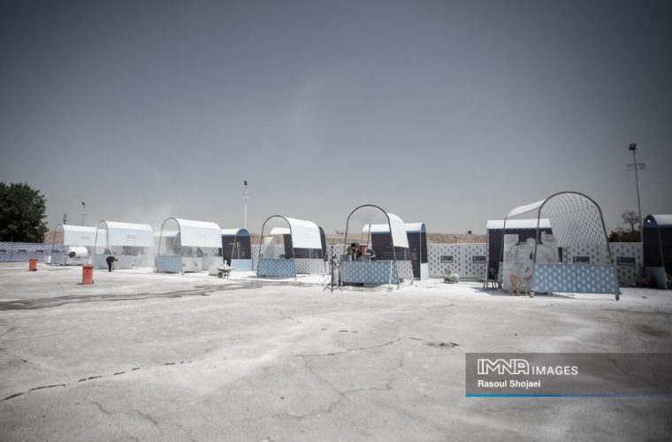 : تدوین سند بازآفرینی برای ۴۵ محله شهر اصفهان مدیرعامل سازمان نوسازی و بهسازی شهر اصفهان با اشاره به تغییر رویکرد دفاتر تسهیلگری و تمرکز بر تجربه زیست واقعی شهروندان گفت: برای ۴۵ محله اصفهان سند بازآفرینی تدوین شده است؛ سندهایی که بر پایه مشارکت ساکنان، احصای چالشهای محلی و طراحی اقدامات توسعهای شکل گرفته است. به گزارش اداره ارتباطات رسانه ای شهرداری اصفهان، محمدعلی ایزدخواستی با بیان اینکه محور برنامههای این سازمان برای بافت فرسوده حفظ مشخصهها و مؤلفههای تاریخی، ایجاد سرزندگی اجتماعی، رونق اقتصادی، توسعه خدمات زیربنایی، بهبود دسترسیها و ارتقای امنیت اجتماعی است، گفت: درخصوص بافتهای ناکارآمد غیر تاریخی نیز نوسازی باید مبتنی بر نیازهای زندگی امروز باشد، اما همچنان باید به هویت تاریخی شهر توجه شود. به این معنا که المانها و مؤلفههای هویتی و تاریخی در طراحی محلهها وارد شوند و ضمن تأمین زندگی معاصر، هویت فرهنگی و تاریخی شهر نیز متبلور شود. مدیرعامل سازمان نوسازی و بهسازی اصفهان با اشاره به اقدامات این سازمان در سالهای ۱۴۰۱ و ۱۴۰۲ گفت: با تغییر نگرش به دفاتر تسهیلگری و ایجاد نسل دوم این دفاتر که بر اساس تجربه زیست واقعی در محلهها طراحی شدهاند، موفق شدیم برای ۴۵ محله شهر اصفهان سند بازآفرینی تهیه کنیم که این سندها شامل برنامههای توسعه، احصای چالشها و دستورات اقدام برای ارتقای کیفی محله است و تمامی برنامهها بر اساس مشارکت ساکنان و تجربه زیست آنان شکل گرفته است. وی افزود: پیش از آن، بین سالهای ۱۳۹۱ تا ۱۴۰۰ برای هفت محله دیگر نیز سند بازآفرینی تهیه شده بود و اکنون ما برای ۴۲ محله غیر تاریخی و ناکارآمد سند جامع داریم که تمام چالشها، راهکارها و اقدامات لازم برای ارتقای کیفیت زندگی در آنها مورد توجه قرار گرفته است، همچنین دو محله تاریخی مهم شهر نیز مورد مطالعه قرار گرفته و سندهای بازآفرینی برای آنها تدوین شده است. وی اظهار کرد: در سالهای اخیر، پروژههای محلمحور متعددی در مناطق پانزدهگانه شهر اصفهان اجرا شده است که در بودجه شهرداری ردیفبندی شده و با پیگیری مدیران شهری به اجرا درآمدهاند، صدها اقدام محرک توسعهای را در بافتهای ناکارآمد ایجاد کردهاند؛ اجرای این پروژهها نهتنها کیفیت زندگی محلات را ارتقا داده، بلکه زمینه جذب سرمایهگذاری و توسعه محلی را نیز فراهم کرده است. مدیرعامل سازمان نوسازی و بهسازی شهر اصفهان با اشاره به اهمیت تجربه زیست ساکنان در تدوین سندهای بازآفرینی اظهار داشت: تجربه زیست یعنی شناخت دقیق از شرایط واقعی زندگی افراد ساکن در محله، کسانی که روزانه در آنجا زندگی میکنند، شغل دارند یا ارتباط مستقیم با محله دارند و این تجربیات مبنای شناسایی چالشها و طراحی برنامههای آینده محلات بوده و در این فرآیند مشارکت واقعی مردم و معتمدین محله، کیفیت و اثربخشی اقدامات را چندین برابر افزایش داده است. وی افزود: این شیوه مبتنی بر مشارکت مردمی و تجربه زیست، نمونه موفقی در سطح ملی بوده است و توانست بهعنوان عالیترین جایزه وزارت راه و شهرسازی شناخته شود و جایگاه ملی پیدا کند و این دستاورد نشان میدهد که مشارکت ساکنان و تجربه زیست واقعی، کلید موفقیت برنامههای بازآفرینی شهری : تدوین سند بازآفرینی برای ۴۵ محله شهر اصفهان مدیرعامل سازمان نوسازی و بهسازی شهر اصفهان با اشاره به تغییر رویکرد دفاتر تسهیلگری و تمرکز بر تجربه زیست واقعی شهروندان گفت: برای ۴۵ محله اصفهان سند بازآفرینی تدوین شده است؛ سندهایی که بر پایه مشارکت ساکنان، احصای چالشهای محلی و طراحی اقدامات توسعهای شکل گرفته است. به گزارش اداره ارتباطات رسانه ای شهرداری اصفهان، محمدعلی ایزدخواستی با بیان اینکه محور برنامههای این سازمان برای بافت فرسوده حفظ مشخصهها و مؤلفههای تاریخی، ایجاد سرزندگی اجتماعی، رونق اقتصادی، توسعه خدمات زیربنایی، بهبود دسترسیها و ارتقای امنیت اجتماعی است، گفت: درخصوص بافتهای ناکارآمد غیر تاریخی نیز نوسازی باید مبتنی بر نیازهای زندگی امروز باشد، اما همچنان باید به هویت تاریخی شهر توجه شود. به این معنا که المانها و مؤلفههای هویتی و تاریخی در طراحی محلهها وارد شوند و ضمن تأمین زندگی معاصر، هویت فرهنگی و تاریخی شهر نیز متبلور شود. مدیرعامل سازمان نوسازی و بهسازی اصفهان با اشاره به اقدامات این سازمان در سالهای ۱۴۰۱ و ۱۴۰۲ گفت: با تغییر نگرش به دفاتر تسهیلگری و ایجاد نسل دوم این دفاتر که بر اساس تجربه زیست واقعی در محلهها طراحی شدهاند، موفق شدیم برای ۴۵ محله شهر اصفهان سند بازآفرینی تهیه کنیم که این سندها شامل برنامههای توسعه، احصای چالشها و دستورات اقدام برای ارتقای کیفی محله است و تمامی برنامهها بر اساس مشارکت ساکنان و تجربه زیست آنان شکل گرفته است. وی افزود: پیش از آن، بین سالهای ۱۳۹۱ تا ۱۴۰۰ برای هفت محله دیگر نیز سند بازآفرینی تهیه شده بود و اکنون ما برای ۴۲ محله غیر تاریخی و ناکارآمد سند جامع داریم که تمام چالشها، راهکارها و اقدامات لازم برای ارتقای کیفیت زندگی در آنها مورد توجه قرار گرفته است، همچنین دو محله تاریخی مهم شهر نیز مورد مطالعه قرار گرفته و سندهای بازآفرینی برای آنها تدوین شده است. وی اظهار کرد: در سالهای اخیر، پروژههای محلمحور متعددی در مناطق پانزدهگانه شهر اصفهان اجرا شده است که در بودجه شهرداری ردیفبندی شده و با پیگیری مدیران شهری به اجرا درآمدهاند، صدها اقدام محرک توسعهای را در بافتهای ناکارآمد ایجاد کردهاند؛ اجرای این پروژهها نهتنها کیفیت زندگی محلات را ارتقا داده، بلکه زمینه جذب سرمایهگذاری و توسعه محلی را نیز فراهم کرده است. مدیرعامل سازمان نوسازی و بهسازی شهر اصفهان با اشاره به اهمیت تجربه زیست ساکنان در تدوین سندهای بازآفرینی اظهار داشت: تجربه زیست یعنی شناخت دقیق از شرایط واقعی زندگی افراد ساکن در محله، کسانی که روزانه در آنجا زندگی میکنند، شغل دارند یا ارتباط مستقیم با محله دارند و این تجربیات مبنای شناسایی چالشها و طراحی برنامههای آینده محلات بوده و در این فرآیند مشارکت واقعی مردم و معتمدین محله، کیفیت و اثربخشی اقدامات را چندین برابر افزایش داده است. وی افزود: این شیوه مبتنی بر مشارکت مردمی و تجربه زیست، نمونه موفقی در سطح ملی بوده است و توانست بهعنوان عالیترین جایزه وزارت راه و شهرسازی شناخته شود و جایگاه ملی پیدا کند و این دستاورد نشان میدهد که مشارکت ساکنان و تجربه زیست واقعی، کلید موفقیت برنامههای بازآفرینی شهری