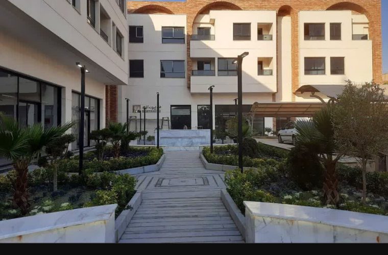 اری اصفهان خبر داد: جانمایی آثار سمپوزیوم بینالمللی سنگ در پارک بیشه خزایی مدیرعامل سازمان زیباسازی شهرداری اصفهان از اجرای مجموعهای از برنامههای گسترده فرهنگی، هنری و فضاسازی شهری در نیمه دوم سال خبر داد و گفت: پس از برگزاری دومین سمپوزیوم بینالمللی سنگ با حضور هنرمندان داخلی و خارجی، جانمایی آثار در پارک بیشه خزایی منطقه ۵ اصفهان در مرحله تکمیل است. به گزارش اداره ارتباطات رسانه ای شهرداری اصفهان، حمید قنادنیا با اشاره به فعالیتهای گسترده سازمان زیباسازی شهرداری اصفهان در سال ۱۴۰۴ اظهار کرد: پس از پایان ایام نوروز و اجرای برنامههای متنوع فرهنگی و هنری در فضاهای شهری، در خرداد سال جاری دومین سمپوزیوم بینالمللی سنگ اصفهان با حضور هنرمندان برجستهای از سراسر کشور و کشورهای مختلف از جمله هندوستان، ارمنستان، گرجستان و ترکیه برگزار شد. وی افزود: در این رویداد بینالمللی، ۱۳ اثر هنری فاخر از جنس سنگ مرمر خلق شد که اکنون همگی در فرایند جانمایی در پارک بیشه خزایی منطقه ۵ شهرداری اصفهان قرار گرفتهاند. مدیرعامل سازمان زیباسازی شهرداری اصفهان تاکید کرد: در حال حاضر کار نصب نمادها انجام شده و عملیات تکمیلی فضای سبز و محوطهسازی پارک در دست اجرا است و امیدوارم با همکاری همکارانم در شهرداری منطقه ۵ اصفهان، شاهد برگزاری یک افتتاحیه شایسته و رونمایی از این آثار ارزشمند باشیم تا هدیهای ماندگار به مردم خوب و هنردوست اصفهان تقدیم شود. وی با اشاره به اقدامات انجامشده در حوزه فضاسازی شهری نیز گفت: در ایام دهه فاطمیه فضاسازی کامل شهری در تمام مناطق پانزدهگانه صورت گرفت؛ در این ایام ریسههای عرضی مشکی و سبز در محورهای اصلی شهر نصب شد و برنامهها، رویدادها و تبلیغات شهری با همکاری اداره کل ارتباطات و امور بینالملل شهرداری و معاونت فرهنگی اجتماعی به اجرا درآمد اری اصفهان خبر داد: جانمایی آثار سمپوزیوم بینالمللی سنگ در پارک بیشه خزایی مدیرعامل سازمان زیباسازی شهرداری اصفهان از اجرای مجموعهای از برنامههای گسترده فرهنگی، هنری و فضاسازی شهری در نیمه دوم سال خبر داد و گفت: پس از برگزاری دومین سمپوزیوم بینالمللی سنگ با حضور هنرمندان داخلی و خارجی، جانمایی آثار در پارک بیشه خزایی منطقه ۵ اصفهان در مرحله تکمیل است. به گزارش اداره ارتباطات رسانه ای شهرداری اصفهان، حمید قنادنیا با اشاره به فعالیتهای گسترده سازمان زیباسازی شهرداری اصفهان در سال ۱۴۰۴ اظهار کرد: پس از پایان ایام نوروز و اجرای برنامههای متنوع فرهنگی و هنری در فضاهای شهری، در خرداد سال جاری دومین سمپوزیوم بینالمللی سنگ اصفهان با حضور هنرمندان برجستهای از سراسر کشور و کشورهای مختلف از جمله هندوستان، ارمنستان، گرجستان و ترکیه برگزار شد. وی افزود: در این رویداد بینالمللی، ۱۳ اثر هنری فاخر از جنس سنگ مرمر خلق شد که اکنون همگی در فرایند جانمایی در پارک بیشه خزایی منطقه ۵ شهرداری اصفهان قرار گرفتهاند. مدیرعامل سازمان زیباسازی شهرداری اصفهان تاکید کرد: در حال حاضر کار نصب نمادها انجام شده و عملیات تکمیلی فضای سبز و محوطهسازی پارک در دست اجرا است و امیدوارم با همکاری همکارانم در شهرداری منطقه ۵ اصفهان، شاهد برگزاری یک افتتاحیه شایسته و رونمایی از این آثار ارزشمند باشیم تا هدیهای ماندگار به مردم خوب و هنردوست اصفهان تقدیم شود. وی با اشاره به اقدامات انجامشده در حوزه فضاسازی شهری نیز گفت: در ایام دهه فاطمیه فضاسازی کامل شهری در تمام مناطق پانزدهگانه صورت گرفت؛ در این ایام ریسههای عرضی مشکی و سبز در محورهای اصلی شهر نصب شد و برنامهها، رویدادها و تبلیغات شهری با همکاری اداره کل ارتباطات و امور بینالملل شهرداری و معاونت فرهنگی اجتماعی به اجرا درآمد