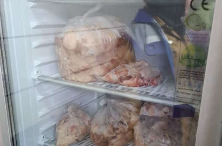 جلوی مرغ فروشی تاریخ گذاشته گرفته شد جلوی مرغ فروشی تاریخ گذاشته گرفته شد